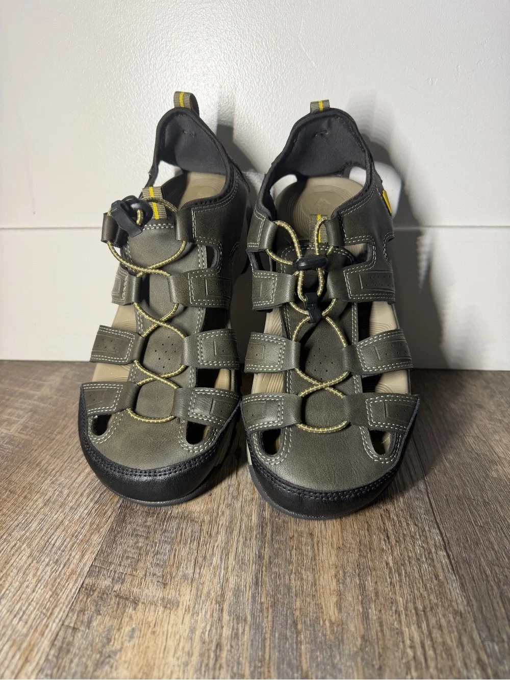 Men's Olive Green Closed-Toe Outdoor Sandals - Casual Comfort